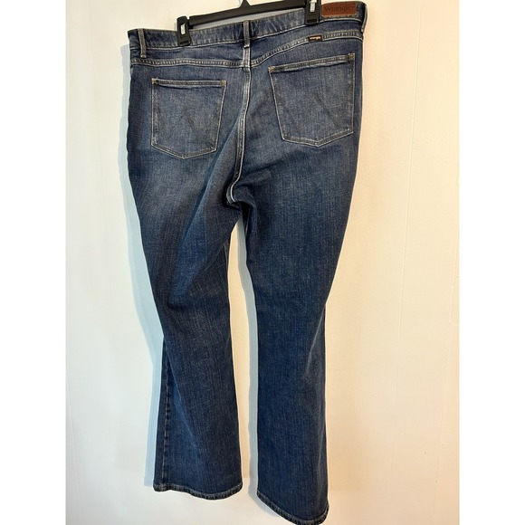 Wrangler Women's High Rise Fierce Flare JeansSize 18 x 34 Medium Wash NWT‎ - Picture 5 of 8